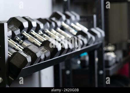 Hantelwand verschwommen Heim Fitnessstudio Set Lagerung Ausrüstung, aus dem Studio nehmen in schweren und Mann stark, Kraft hart. , Stockfoto