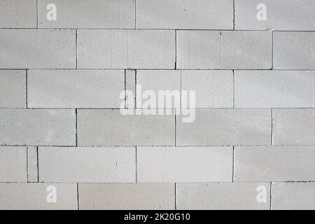 Weiße Gassilikatwand aus schwammigen Ziegeln in der Konstruktion Stockfoto