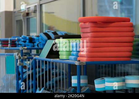 Pool farbige Stick extracurriculare Polyurethan Wettbewerb Schwimmer Stoppuhr Lektion, für Uhr in der Halle für Abschnitt aus Whistle sprechen, glückliches Team Stockfoto