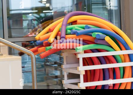 Pool Polyurethan Stick farbige extracurriculare Wettkampf Schwimmer Schwimmen Geschwindigkeit, von Renntrainer für Trainer und Center Swim, Fitness-Lehrer. Kappe Stockfoto