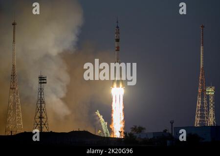 Baikonur, Kasachstan. 21. September 2022. Die Sojus MS-22-Rakete wird mit dem NASA-Astronauten Frank Rubio der Expedition 68 und den Kosmonauten Sergey Prokopyev und Dmitri Petelin vom Roskosmos an Bord des Kosmodroms Baikonur in Kasachstan auf die Internationale Raumstation gestartet. Rubio, Prokopyev und Petelin werden etwa sechs Monate auf dem Orbitalkomplex verbringen und im März 2023 zur Erde zurückkehren. Quelle: Bill Ingalls/NASA/ZUMA Press Wire Service/ZUMAPRESS.com/Alamy Live News Stockfoto