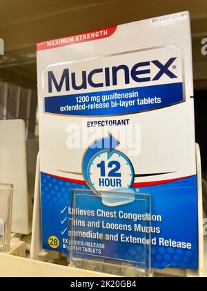 Grovetown, GA USA - 09 21 22: Lebensmittelgeschäft Medizin Abschnitt Mucinex 12 Stunden Stockfoto