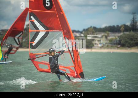 Ein Mann nimmt an einem nationalen Windsurf-Hydrofoil-Rennen beim Waterbourne Watersports Festival, Takapuna Beach, Auckland, Neuseeland, Teil. Stockfoto