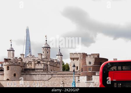 Turm der London Vorhangwand und architektonische Details. Burg und Festung in Tower Hamlets. UNESCO-Weltkulturerbe Stockfoto