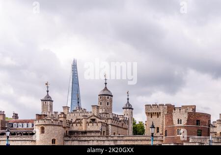 Turm der London Vorhangwand und architektonische Details. Burg und Festung in Tower Hamlets. UNESCO-Weltkulturerbe Stockfoto