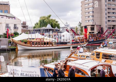 Royal Rowbarge Gloriana liegt im St. Katherine Dock in der Nähe der Tower Bridge Stockfoto