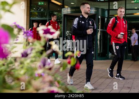 PONTYCLUN, WALES - 21. SEPTEMBER 2022: Der walisische Masseur Chris Senior und der walisische Masseur Joe Morrell reisen vor der Liga A 2022 Nations League nach Brüssel Stockfoto