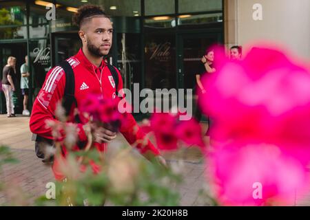 PONTYCLUN, WALES - 21. SEPTEMBER 2022: Der walisische Tyler Roberts reist vor den Spielen der Liga A 2022 Nations League gegen Belgien nach Brüssel Stockfoto