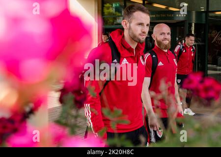 PONTYCLUN, WALES - 21. SEPTEMBER 2022: Der walisische Rhys Norrington-Davies und der walisische Jonny Williams reisen vor der Liga A 2022 Nations nach Brüssel Stockfoto