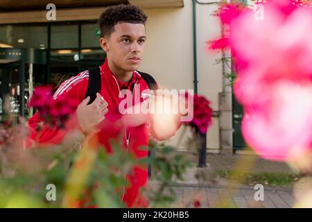 PONTYCLUN, WALES - 21. SEPTEMBER 2022: Der walisische Brennan Johnson reist nach Brüssel, bevor die Liga A 2022 Nations League gegen Belgien antreten wird Stockfoto