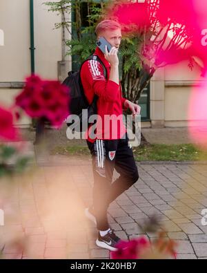 PONTYCLUN, WALES - 21. SEPTEMBER 2022: Matthew Smith aus Wales reist vor den Spielen der A 2022 Nations League gegen Belgien nach Brüssel Stockfoto