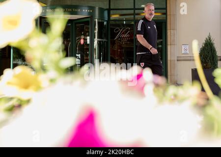 PONTYCLUN, WALES - 21. SEPTEMBER 2022: Wales’ Coach Kit Symonstravels nach Brüssel vor der Liga A 2022 Nations League Spiele gegen Belgien an Stockfoto