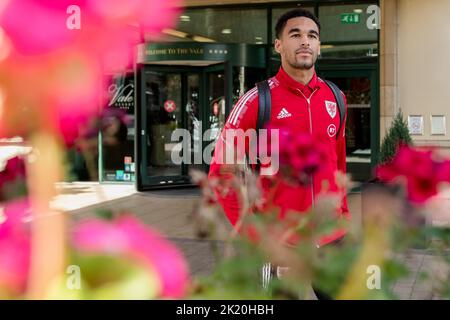 PONTYCLUN, WALES - 21. SEPTEMBER 2022:der walisische Ben Cabango reist vor den Spielen der Liga A 2022 Nations League gegen Belgien nach Brüssel Stockfoto