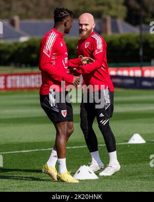 PONTYCLUN, WALES - 21. SEPTEMBER 2022: Wales' Rabbi Matondo und Wales' Jonny Williams während einer Trainingseinheit im Vale Resort vor der Liga Stockfoto