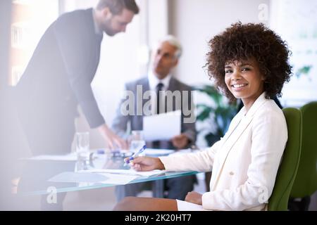 Die Arbeit mit Teamwork erledigen. Eine Gruppe von Geschäftskollegen trifft sich im Sitzungssaal. Stockfoto