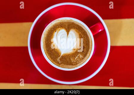 Herzform in einer Tasse Kaffee. Stockfoto