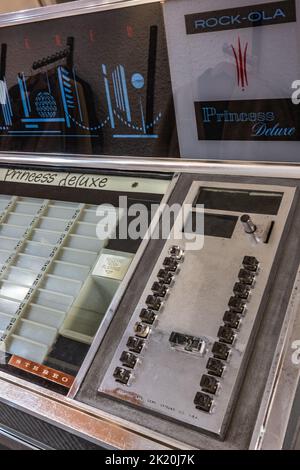 Eine alte Rock-Ola Jukebox aus dem Jahr 1962, Princess Deluxe, noch in funktionstüchtiges Zustand Stockfoto