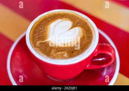 Herzform in einer Tasse Kaffee. Stockfoto