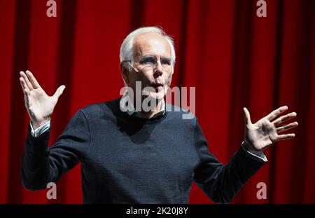 Stuttgart, Deutschland. 21. September 2022. Entertainer und Schauspieler Harald Schmidt, aufgenommen während seiner Show mit dem Titel 'Spielplananalyse 22/23' im Schauspielhaus. Mit ironischer, scharfer Zunge und großer Leidenschaft für das Theater kommentiert Schmidt in der Show das neue Programm des Schauspiels Stuttgart. Quelle: Bernd Weißbrod/dpa/Alamy Live News Stockfoto