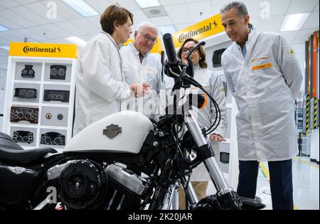 Guadalajara, Mexiko. 21. September 2022. Bundespräsident Frank-Walter Steinmeier und seine Frau Elke Büdenbender besuchen das Werk des deutschen Automobilteileherstellers Continental und besichtigen dort die Produktionshallen. Präsident Steinmeier und seine Frau sind zu einem zweitägigen Besuch in Mexiko. Quelle: Bernd von Jutrczenka/dpa/Alamy Live News Stockfoto