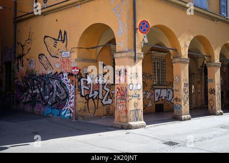 Graffiti überdachte Gebäude im Universitätsviertel in Bologna Italien Stockfoto