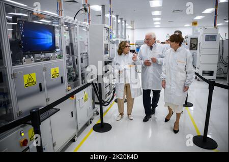 Guadalajara, Mexiko. 21. September 2022. Bundespräsident Frank-Walter Steinmeier und seine Frau Elke Büdenbender (r) besuchen das Werk des deutschen Automobilteileherstellers Continental und besichtigen dort die Produktionshallen. Präsident Steinmeier und seine Frau sind zu einem zweitägigen Besuch in Mexiko. Quelle: Bernd von Jutrczenka/dpa/Alamy Live News Stockfoto