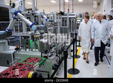 Guadalajara, Mexiko. 21. September 2022. Bundespräsident Frank-Walter Steinmeier und seine Frau Elke Büdenbender besuchen das Werk des deutschen Automobilteileherstellers Continental und besichtigen dort die Produktionshallen. Präsident Steinmeier und seine Frau sind zu einem zweitägigen Besuch in Mexiko. Quelle: Bernd von Jutrczenka/dpa/Alamy Live News Stockfoto