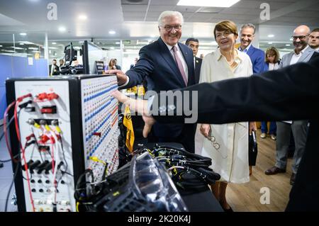 Guadalajara, Mexiko. 21. September 2022. Bundespräsident Frank-Walter Steinmeier und seine Frau Elke Büdenbender besuchen das Werk des deutschen Automobilteileherstellers Continental und besichtigen dort das Forschungszentrum. Präsident Steinmeier und seine Frau sind zu einem zweitägigen Besuch in Mexiko. Quelle: Bernd von Jutrczenka/dpa/Alamy Live News Stockfoto