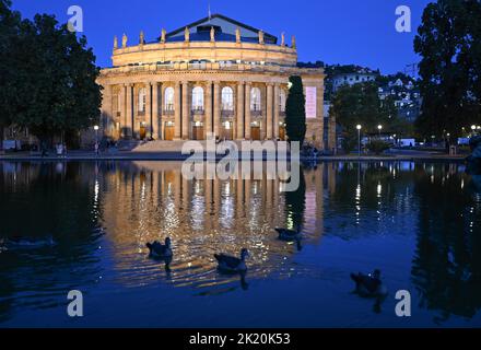 Stuttgart, Deutschland. 21. September 2022. Gänse schwimmen auf dem Eckensee vor dem Flutlicht-Opernhaus in Stuttgart. Quelle: Bernd Weißbrod/dpa/Alamy Live News Stockfoto