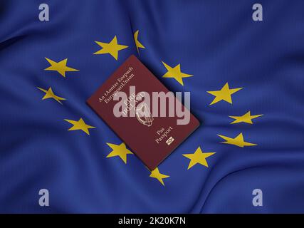 Irland-Pass mit EU-Flagge im Hintergrund, ein irischer Pass ist der Pass, der an Bürger Irlands ausgestellt wird Stockfoto