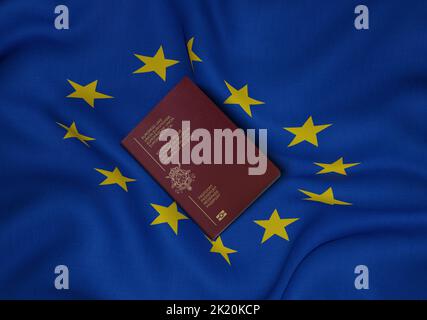 Belgischer Pass mit EU-Flagge im Hintergrund, ist belgischer Pass ein Reisedokument, das von Belgien an belgische Bürger ausgestellt wird, um es zu erleichtern Stockfoto