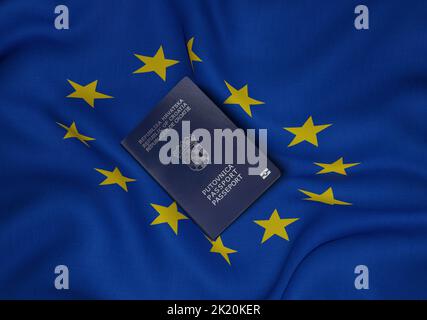 Kroatien-Pass mit EU-Flagge im Hintergrund der kroatische Pass wird für Bürger der Republik Kroatien zum Zweck der Internat ausgestellt Stockfoto