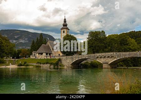 Brücke und kirche des Hl. Johannes des Täufers in Ribčev Laz in Slowenien Stockfoto