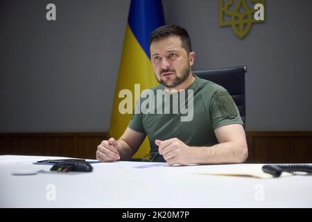 Kiew, Ukraine. 21. September 2022. Der ukrainische Präsident VOLODYMYR ZELENSKYY hält per Fernvideo vom Mariinskyi-Palast eine Rede zum Global Food Security Summit. (Kreditbild: © Ukraine Presidents Office/ZUMA Pres Wire) Stockfoto