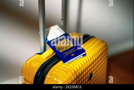 Vereinigtes Königreich von Großbritannien Reisepass auf Reisekoffer. Stockfoto