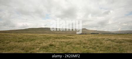 Whernside ist der höchste Berg von Yorkshire's 'Three Peaks' und liegt in der Nähe von Chapel le Dale im Yorkshire Dales National Park. Stockfoto