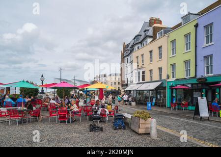 Margate, Großbritannien - Sep 7 2022 Touristen und Einheimische genießen die Restaurants, Cafés und Boutiquen entlang der Parade in der Altstadt von Margate. Stockfoto