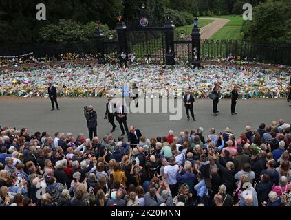 Prinz William, der Prinz von Wales, trifft einige der Wohltäter, wie Prinz William, der Prinz von Wales, und Catherine, die Prinzessin von Wales, schauen Sie sich die floralen Ehrungen an, die am 15. September an den Norwich Gates, Sandringham, Norfolk, Großbritannien, hinterlassen wurden, 2022. Das Land trauert noch offiziell um Königin Elisabeth II., die von König Karl III. Abgelöst wurde Königin Elizabeth II. Starb am 8. September 2022, als sie im Balmoral Castle in Schottland wohnte. Stockfoto