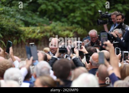 Prinz William, der Prinz von Wales, trifft einige der Wohltäter, wie Prinz William, der Prinz von Wales, und Catherine, die Prinzessin von Wales, schauen Sie sich die floralen Ehrungen an, die am 15. September an den Norwich Gates, Sandringham, Norfolk, Großbritannien, hinterlassen wurden, 2022. Das Land trauert noch offiziell um Königin Elisabeth II., die von König Karl III. Abgelöst wurde Königin Elizabeth II. Starb am 8. September 2022, als sie im Balmoral Castle in Schottland wohnte. Stockfoto