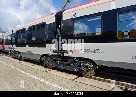 Berlin, Deutschland, 21.. September 2022. Der Eisenbahnhersteller Stadler hat auf der internationalen Verkehrsmesse Innotrans in Berlin seinen für Transport for Wales gebauten Tri-Mode-Zug der Klasse 756 „Flirt“ offiziell vorgestellt. Die kombinierten Diesel-, Elektro- und Batteriezüge werden auf den Kerntalstrecken zwischen Barry, Penarth, Bridgend und Rhymney/Coryton eingesetzt. Die 24 Züge werden über eine Klimaanlage, größere Informationsbildschirme für Fahrgäste, Platz für sechs Fahrräder und ein Level-Boarding für Rollstuhlfahrer verfügen. G.P.Essex/Alamy Live News Stockfoto