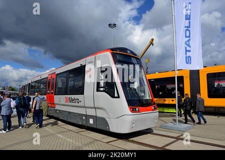 Berlin, Deutschland, 21.. September 2022. Der Bahnhersteller Stadler hat auf der internationalen Verkehrsmesse Innotrans in Berlin seinen für Transport for Wales gebauten Citylink-Zug der Klasse 398 offiziell vorgestellt. Die Straßenbahnen mit 36 3 Autos werden über den Strecken Merthyr Tydfil, Aberdare und Treherbert mit Strom- und Batteriestrom betrieben, wobei der Straßenbetrieb voraussichtlich bis nach Cardiff Bay vorgesehen ist. Sie umfassen Plätze für Fahrräder und Rollstühle sowie Steckdosen an allen Sitzen, mit Level-Boarding zur Unterstützung von Rollstuhlfahrern. Die ersten drei Einheiten wurden für te nach Großbritannien geliefert Stockfoto