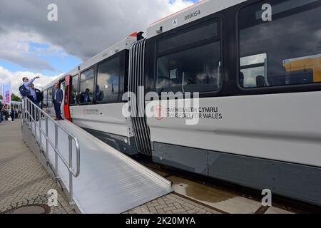 Berlin, Deutschland, 21.. September 2022. Der Bahnhersteller Stadler hat auf der internationalen Verkehrsmesse Innotrans in Berlin seinen für Transport for Wales gebauten Citylink-Zug der Klasse 398 offiziell vorgestellt. Die Straßenbahnen mit 36 3 Autos werden über den Strecken Merthyr Tydfil, Aberdare und Treherbert mit Strom- und Batteriestrom betrieben, wobei der Straßenbetrieb voraussichtlich bis nach Cardiff Bay vorgesehen ist. Sie umfassen Plätze für Fahrräder und Rollstühle sowie Steckdosen an allen Sitzen, mit Level-Boarding zur Unterstützung von Rollstuhlfahrern. Die ersten drei Einheiten wurden für te nach Großbritannien geliefert Stockfoto