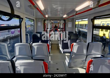 Berlin, Deutschland, 21.. September 2022. Der Bahnhersteller Stadler hat auf der internationalen Verkehrsmesse Innotrans in Berlin seinen für Transport for Wales gebauten Citylink-Zug der Klasse 398 offiziell vorgestellt. Die Straßenbahnen mit 36 3 Autos werden über den Strecken Merthyr Tydfil, Aberdare und Treherbert mit Strom- und Batteriestrom betrieben, wobei der Straßenbetrieb voraussichtlich bis nach Cardiff Bay vorgesehen ist. Sie umfassen Plätze für Fahrräder und Rollstühle sowie Steckdosen an allen Sitzen, mit Level-Boarding zur Unterstützung von Rollstuhlfahrern. Die ersten drei Einheiten wurden für te nach Großbritannien geliefert Stockfoto