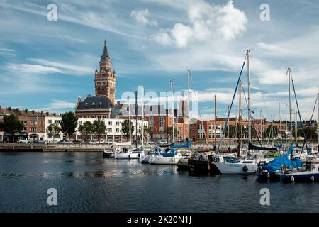 Dunkirk, Frankreich - 26. Juli 2020: Blick auf das Rathaus und den Glockenturm von der Marina 'Bassin du Commerce' Stockfoto