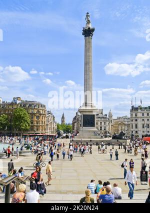 London Vereinigtes Königreich Juni 15 2009; hohe, korinthische Nelson-Säule am Trafalgar Square mit Menschen, die den Sommertag in der Stadt genießen Stockfoto