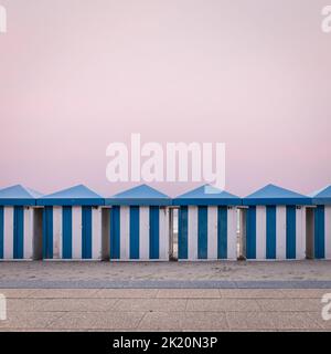 Reihe von alten hölzernen Strandhütten am Strand von Dünkirchen in Frankreich Stockfoto