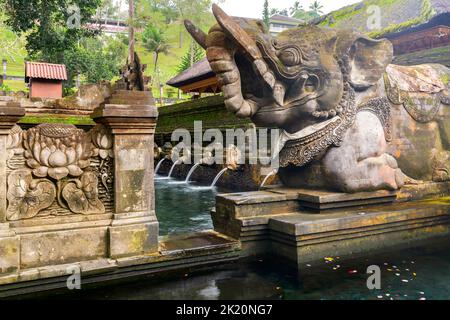 Sehen Sie Tirta Empul bedeutet Heiliger Frühling auf Bali Stockfoto