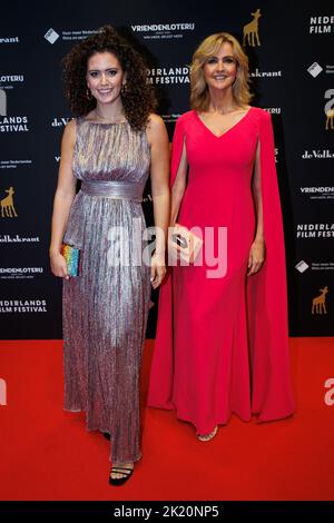 2022-09-21 19:53:16 AMSTERDAM -Daphne Deckers mit ihrer Tochter Emma auf dem roten Teppich vor der Premiere des Eröffnungsfilms Zee van Tijd beim Netherlands Film Festival. ANP LEVIN DEN BOER niederlande Out - belgien Out Stockfoto