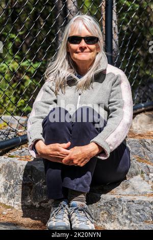 Porträt im Freien; lächelnde ältere Frau; Sunwapta Falls; Jasper National Park; Alberta; Kanada Stockfoto