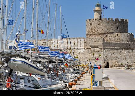 Rhodos, Griechenland - Mai 2022: Griechische Nationalflagge auf Yachten, die in der Marina der Stadt Rhodos festgemacht sind Stockfoto